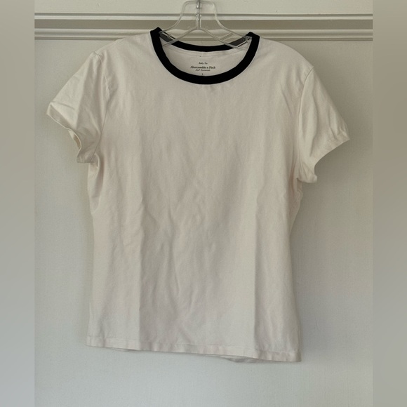 Abercrombie & Fitch Essential Tuckable Baby Tee in white/black - Picture 3 of 4